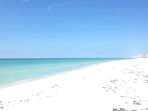 On the beach - Directly on the  Beach, 6 bedroom Beach House with Heated Pool and Hot tub. (Panama City Beach,)