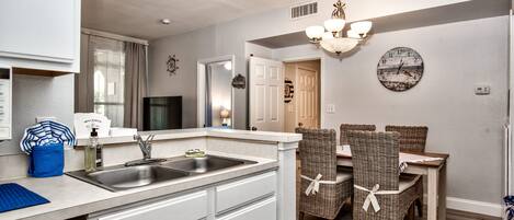 Kylskåp, mikrovågsugn, ugn och spishäll