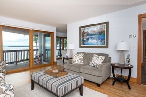 Smart TV, video games, DVD player, books - Luxury Lakefront Getaway (Grand Isle)