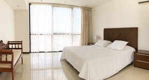 3 quartos, ferros/tábuas de passar roupa, acesso à internet