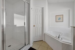 Towels - 4BR Disney Oasis: Private Screened Pool + FREE Pool Heat! (20 Min to Parks) (Kissimmee)