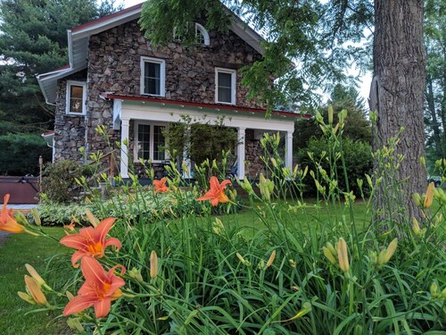 Stonehouse w/ Hot Tub, Walk to GAP Trail & Town