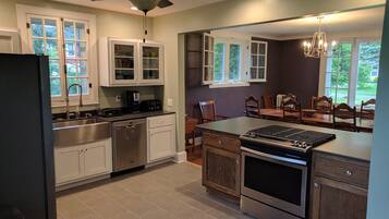 Een koelkast, een magnetron, een oven, een kookplaat