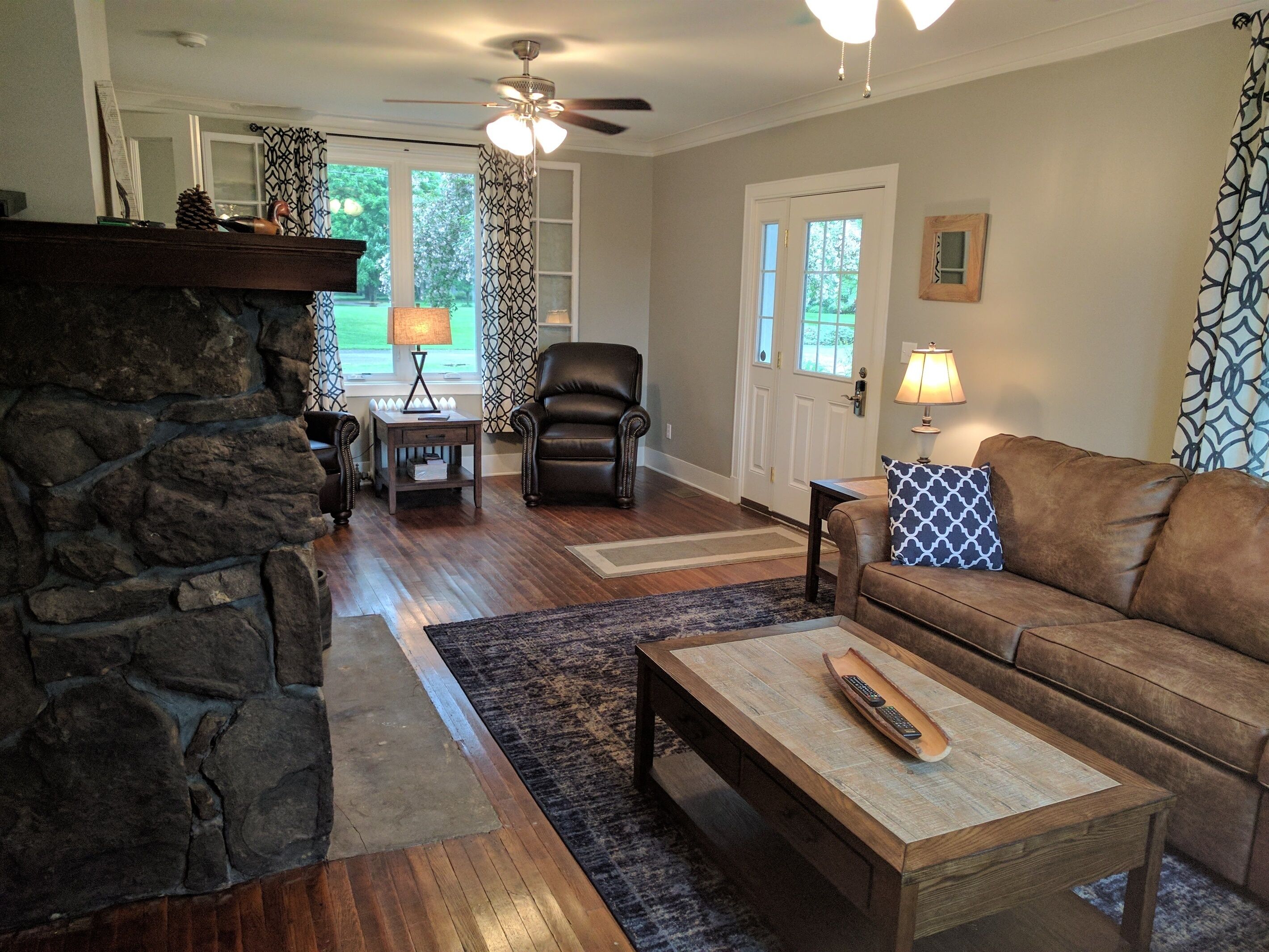 Smart-tv, eldstad, dvd-spelare och böcker