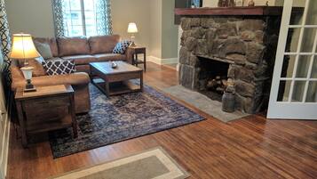 Een smart-tv, een open haard, een dvd-speler en boeken