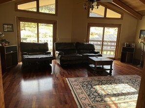 TV, fireplace, DVD player, books - Lovely Home situated along the beautiful Frying Pan river. (Basalt)