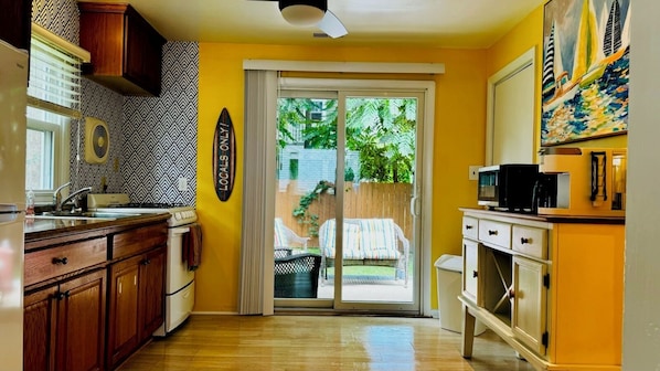 Réfrigérateur, micro-ondes, four, plaque de cuisson