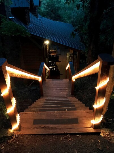 2/2 Log Cabin in the Smokies! Close to Dollywood! WIFI, HOT TUB, 2 KING ROOMS