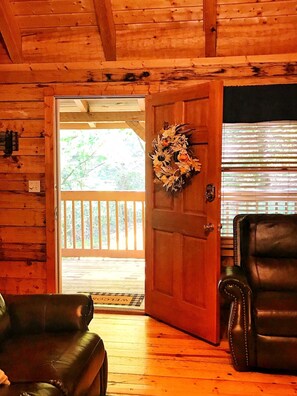 電視、壁爐、DVD 播放機、書籍