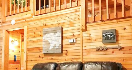 2/2 Log Cabin in the Smokies! Close to Dollywood! WIFI, HOT TUB, 2 KING ROOMS