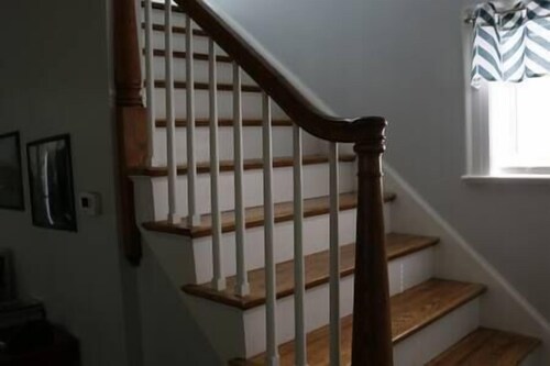 3 Bedroom, 2 Bath, Hike to Downtown, Porch, FREE Wi-Fi, Wash/Dryer, and Parking