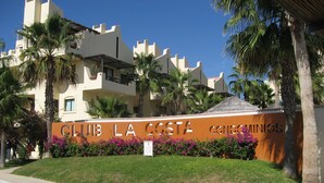 A building with a sign reading "CLUB LA COSTA CONDOMINIOS".