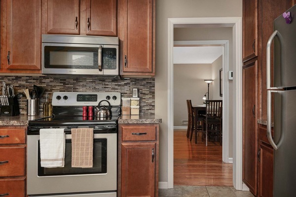 Kjøleskap, mikrobølgeovn, ovn og kokeplater