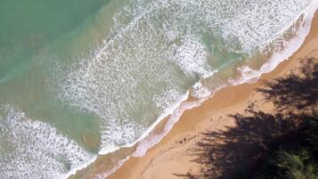 Na praia, espreguiçadeiras, toalhas de praia