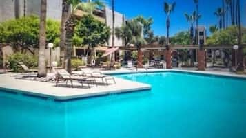 Een buitenzwembad, een verwarmd zwembad