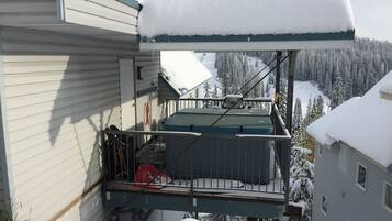 Banyera d'hidromassatge a l'aire lliure