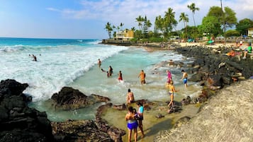 Chaises longues, serviettes de plage