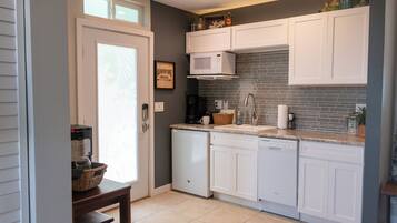 Réfrigérateur, micro-ondes, lave-vaisselle, cafetiÚre/bouilloire