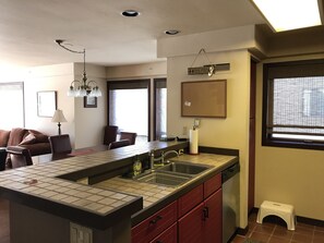 Kylskåp, mikrovågsugn, ugn och spishäll