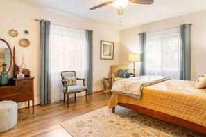 4 bedrooms, desk, iron/ironing board, free WiFi