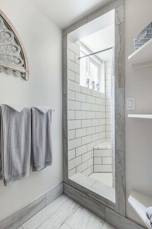 Bañera, secador de pelo, toallas, jabón