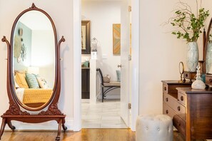 4 habitaciones, escritorio, tabla de planchar con plancha y wifi gratis 