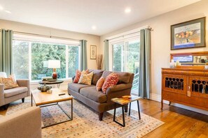 Älytelevisio, takka, videopelejä, DVD-soitin