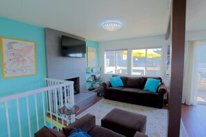 Smart TV, chimenea y libros 