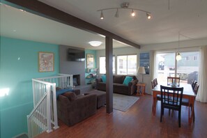 Smart TV, fireplace, books - Bright, artsy, and cozy home 500 feet from the beach, 500 feet from the river (Aptos)