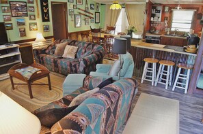 Een televisie, een dvd-speler, boeken en een muziekbibliotheek