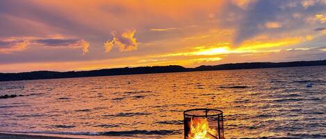 En la playa y camastros