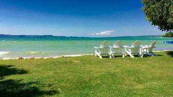 Plage, chaises longues