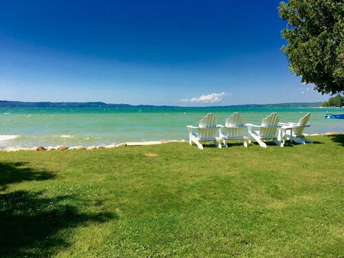ON TORCH LAKE - SUNSETS - LG SANDY BEACH & YARD - PERFECT FOR FAMILIES! BOOK AUG