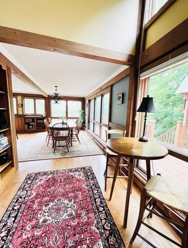 Spacious + Private Ski Lodge on 20+ Acres - 10 min to Stratton, 5 min to Bromley