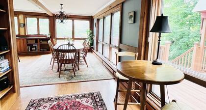 Spacious + Private Ski Lodge on 20+ Acres - 10 min to Stratton, 5 min to Bromley