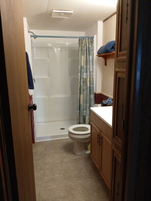 Shower, jetted tub, hair dryer, towels - Beautiful Sunsets, Trails, Wildlife and All Out of Doors to enjoy (Atlanta)