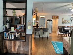 Interior - Special Jul 17-25, CD 200/Per night, Cedar Island Marina ,New HAVC & Renovated (Kingsville)