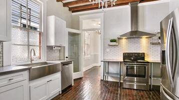 Jääkaappi, mikroaaltouuni, uuni, liesi