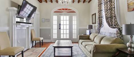 Smart TV, fireplace
