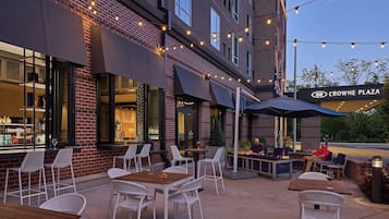 朝食、ランチ、ディナー、ブランチに営業