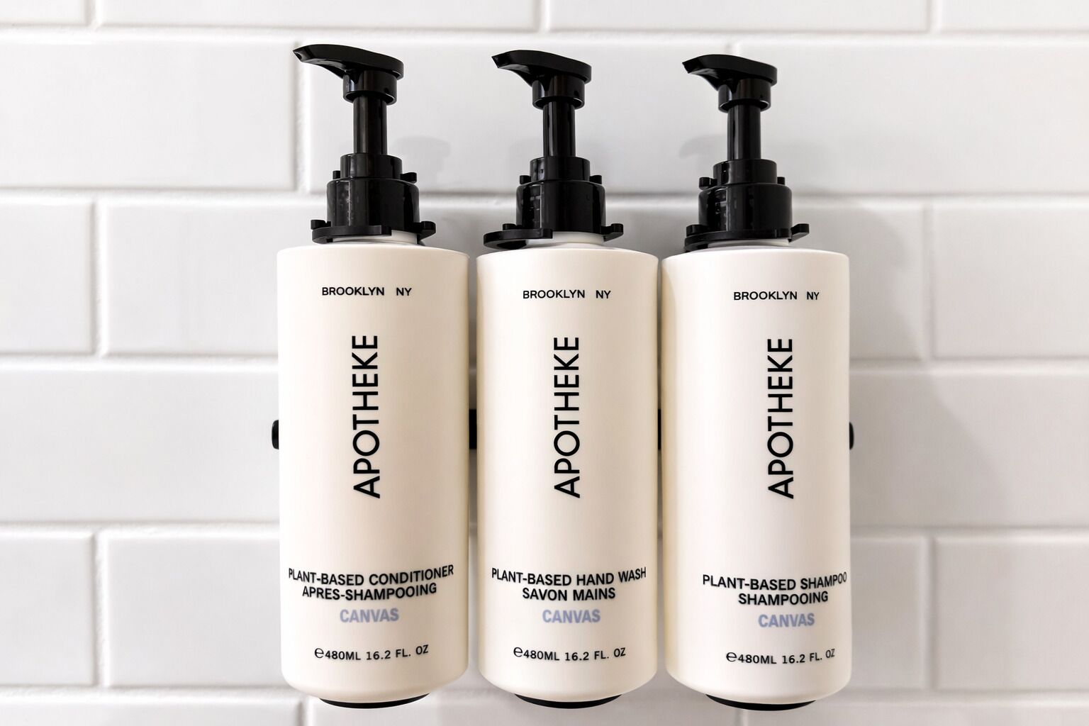 Drie flessen Apotheke shampoo, handzeep en conditioner op basis van planten.