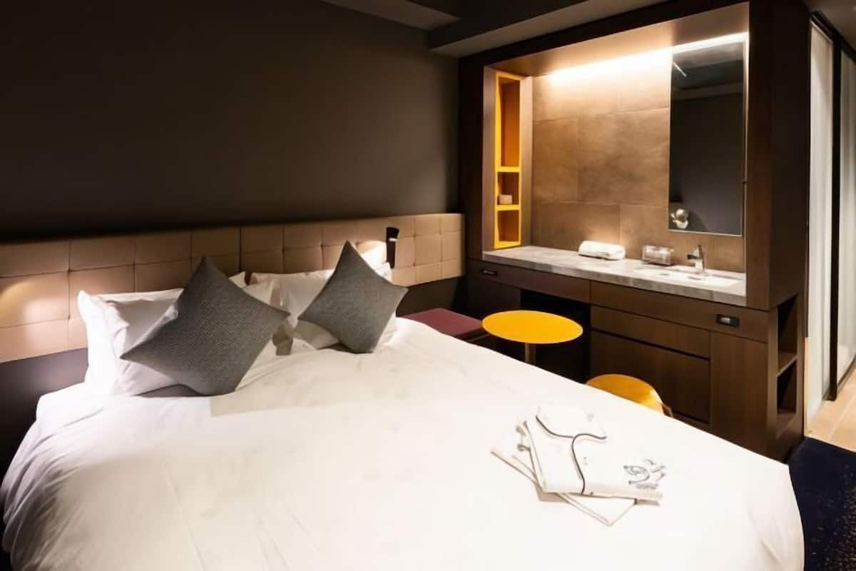 In-room safe, free WiFi, bed sheets