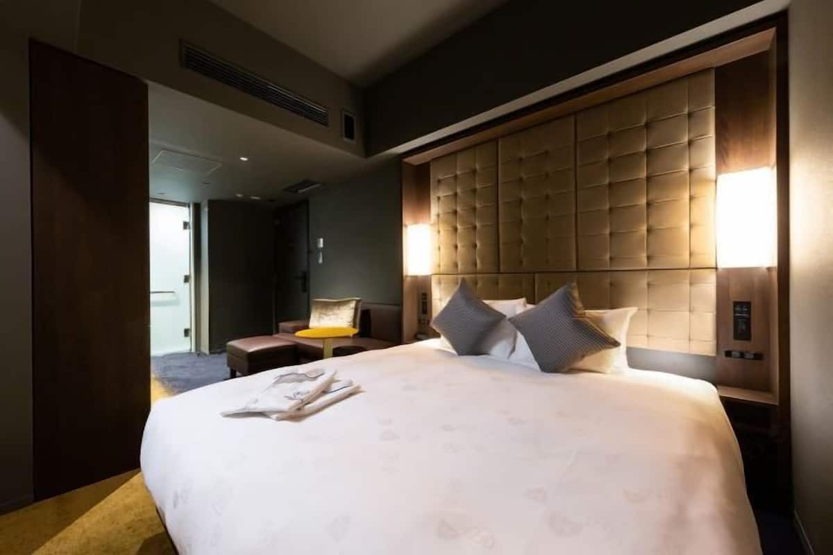 In-room safe, free WiFi, bed sheets