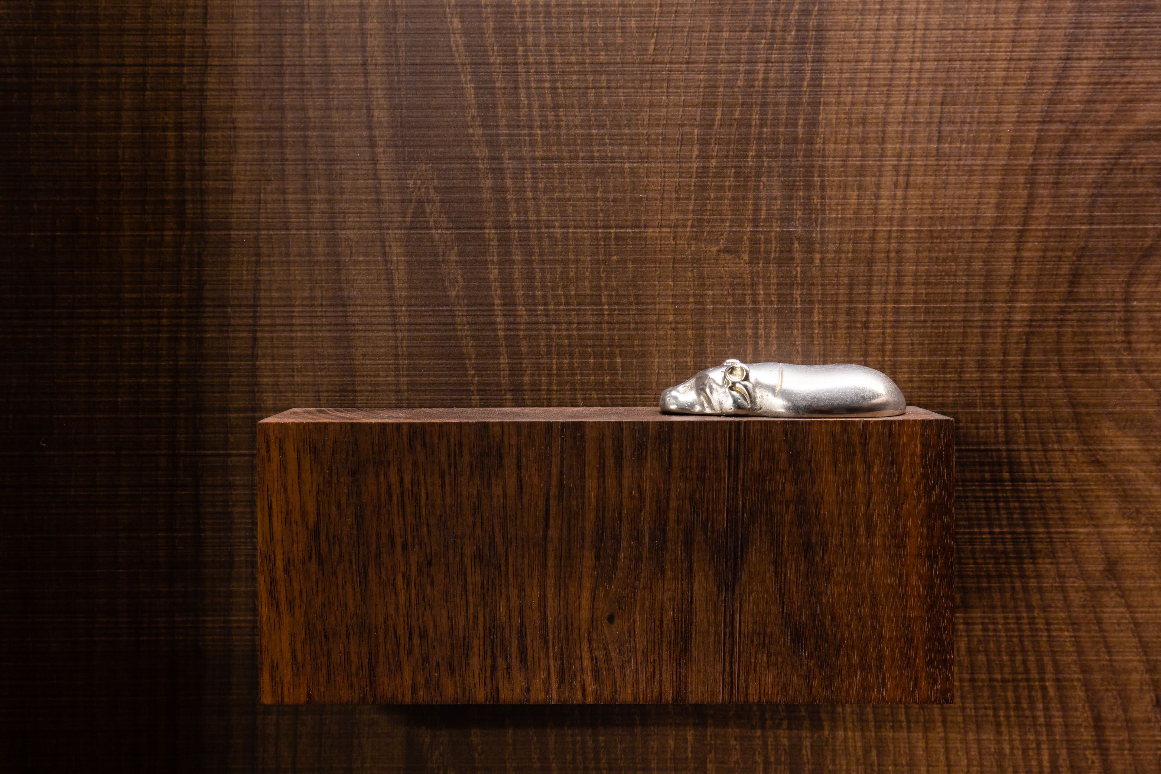 Una estantería de madera con un objeto blanco encima.