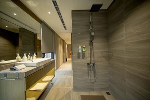 ダブルルーム (VIP) | バスルーム | バスアメニティ (無料)、ヘアドライヤー、スリッパ、タオル