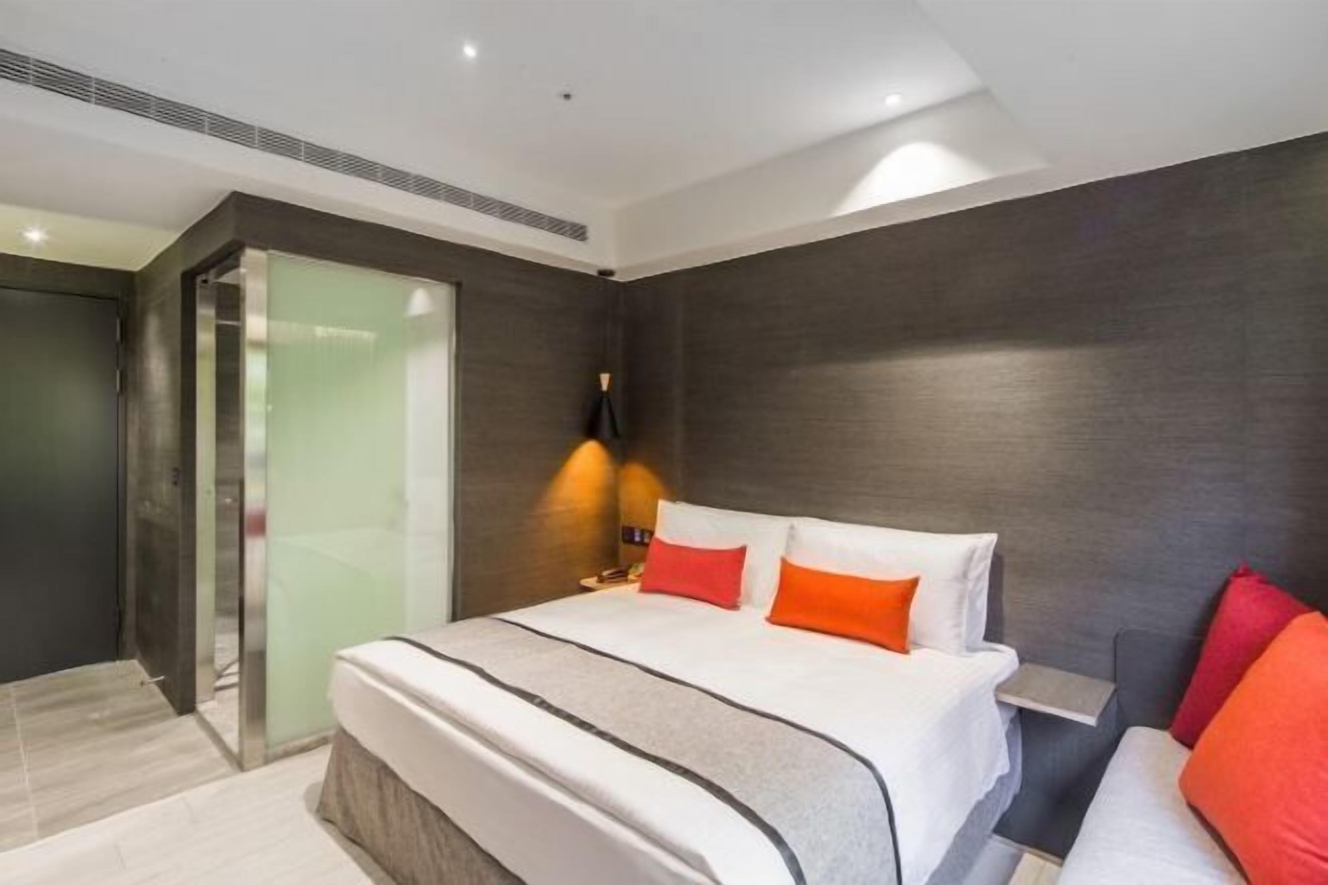 Safe på rommet, skrivebord, wi-fi (inkludert) og sengetøy