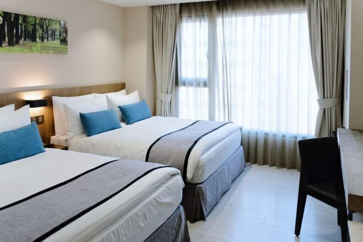 Down comforters, in-room safe, desk, WiFi (free)
