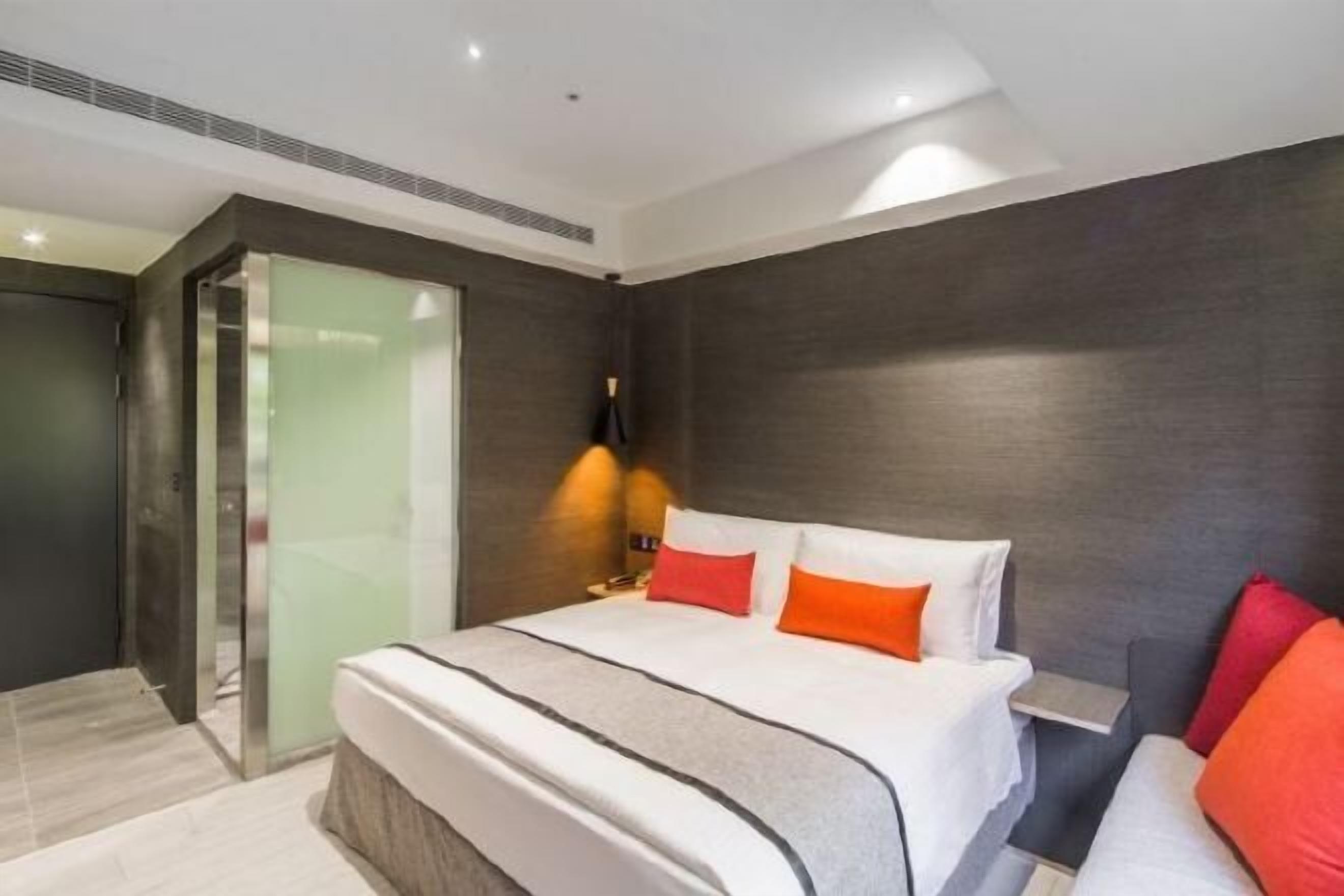 Safe på rommet, skrivebord, wi-fi (inkludert) og sengetøy