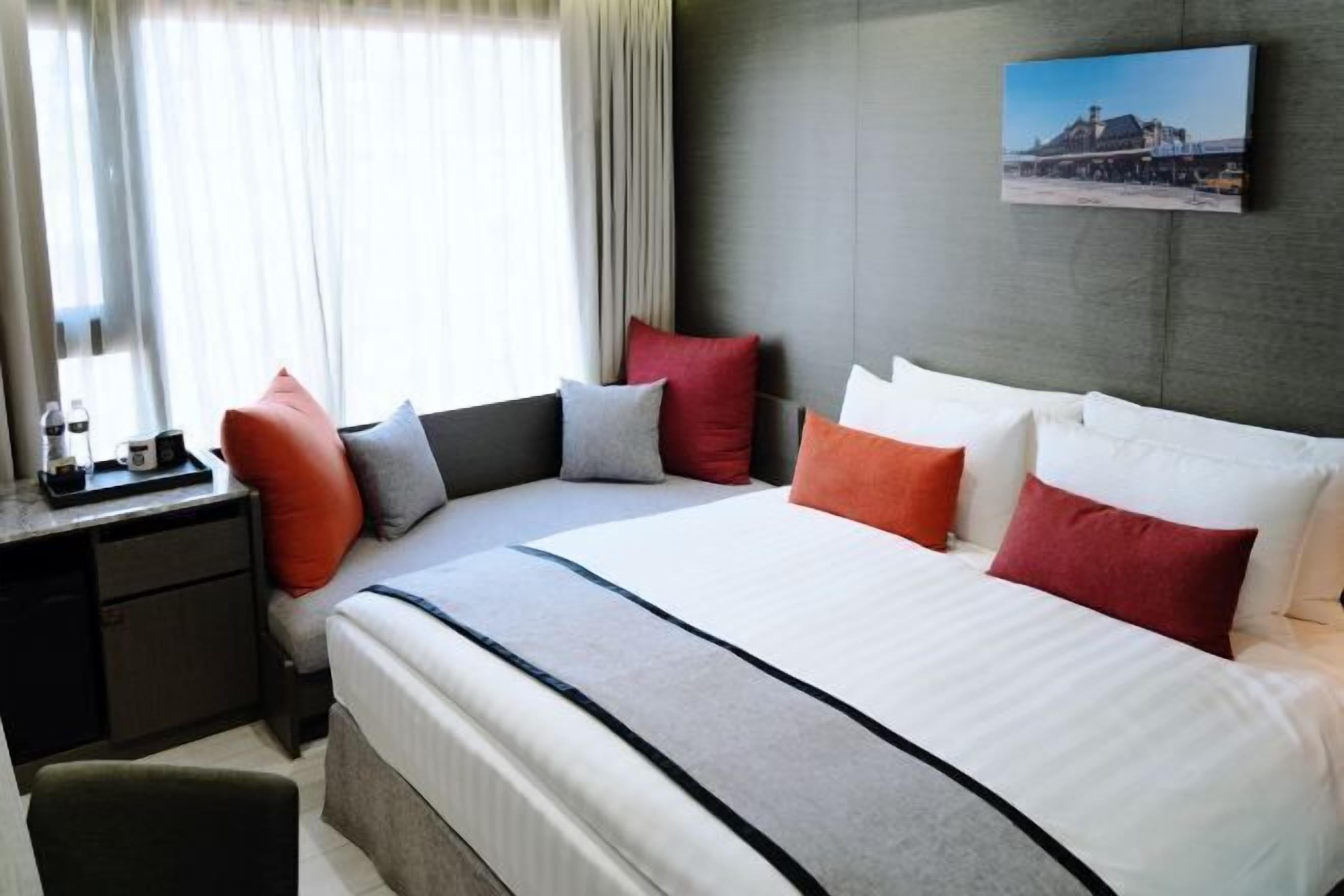 Safe på rommet, skrivebord, wi-fi (inkludert) og sengetøy