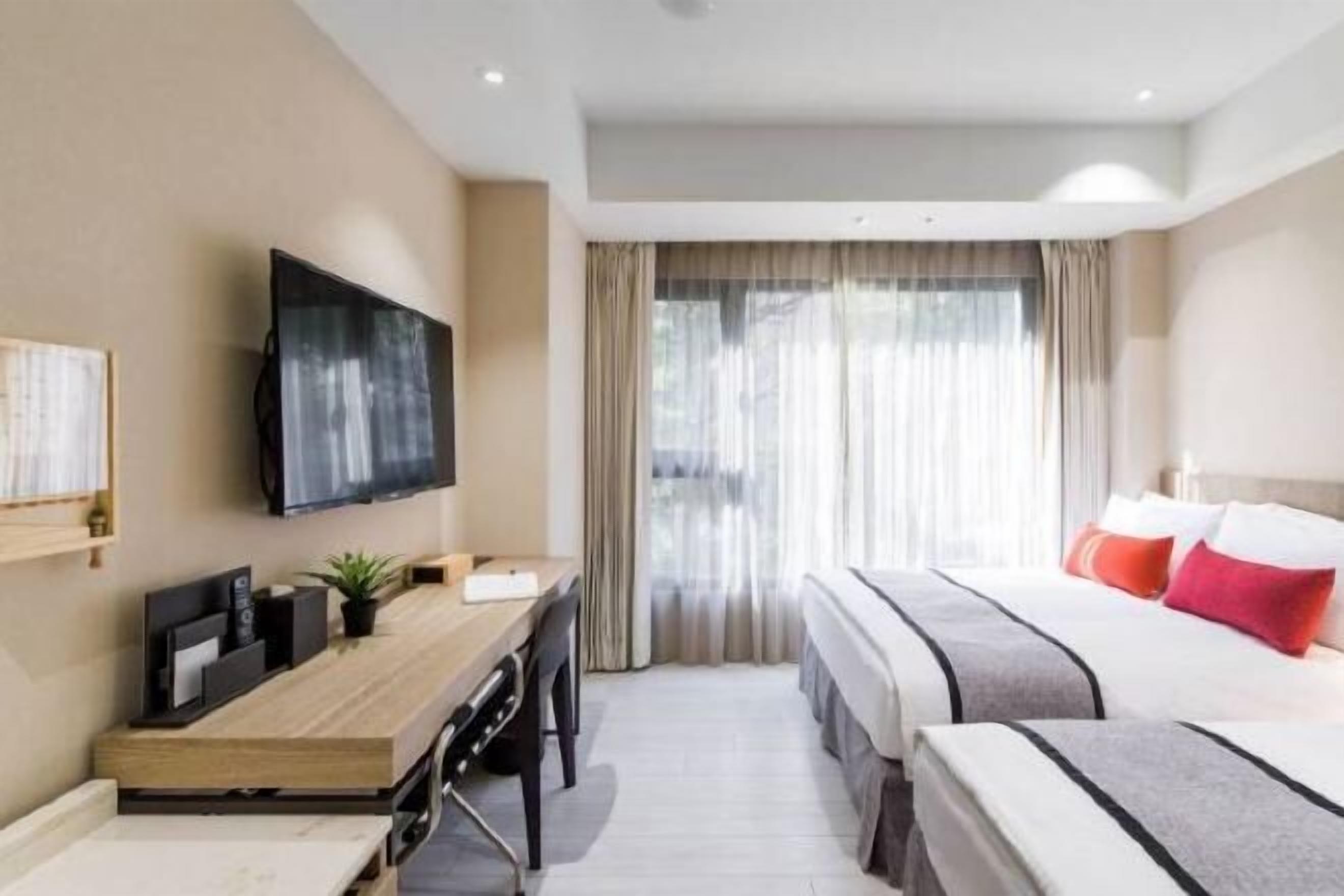 Safe på rommet, skrivebord, wi-fi (inkludert) og sengetøy